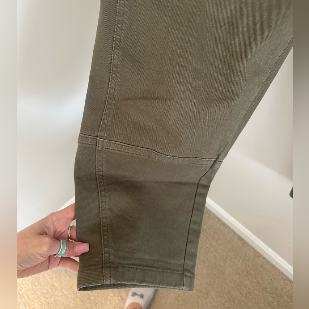 Everlane Utility Barrel Pants in Olive - Picture 7 of 12